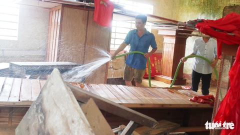 Trường ngập nặng, thầy cô dồn lực dọn dẹp đón học sinh - Ảnh 13. Trường ngập nặng, thầy cô dồn lực dọn dẹp đón học sinh - Ảnh 13.