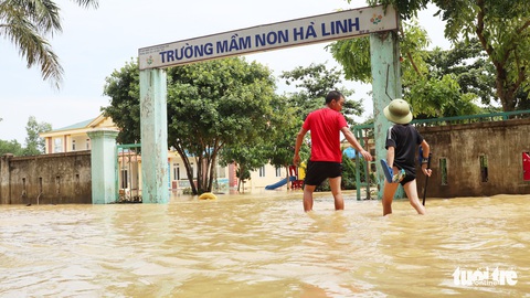 Trường ngập nặng, thầy cô dồn lực dọn dẹp đón học sinh - Ảnh 3. Trường ngập nặng, thầy cô dồn lực dọn dẹp đón học sinh - Ảnh 3.