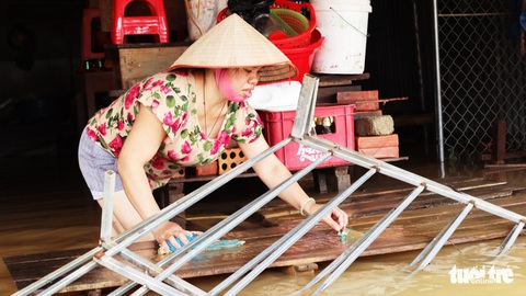 Trường ngập nặng, thầy cô dồn lực dọn dẹp đón học sinh - Ảnh 12. Trường ngập nặng, thầy cô dồn lực dọn dẹp đón học sinh - Ảnh 12.