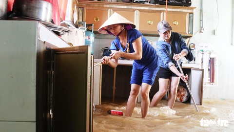 Trường ngập nặng, thầy cô dồn lực dọn dẹp đón học sinh - Ảnh 1. Trường ngập nặng, thầy cô dồn lực dọn dẹp đón học sinh - Ảnh 1.