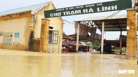 Trường ngập nặng, thầy cô dồn lực dọn dẹp đón học sinh - Ảnh 11. Trường ngập nặng, thầy cô dồn lực dọn dẹp đón học sinh - Ảnh 11.