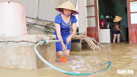 Trường ngập nặng, thầy cô dồn lực dọn dẹp đón học sinh - Ảnh 9. Trường ngập nặng, thầy cô dồn lực dọn dẹp đón học sinh - Ảnh 9.