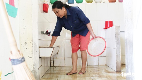 Trường ngập nặng, thầy cô dồn lực dọn dẹp đón học sinh - Ảnh 7. Trường ngập nặng, thầy cô dồn lực dọn dẹp đón học sinh - Ảnh 7.