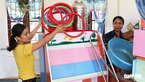 Trường ngập nặng, thầy cô dồn lực dọn dẹp đón học sinh - Ảnh 2. Trường ngập nặng, thầy cô dồn lực dọn dẹp đón học sinh - Ảnh 2.
