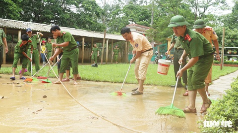 Trường ngập nặng, thầy cô dồn lực dọn dẹp đón học sinh - Ảnh 8. Trường ngập nặng, thầy cô dồn lực dọn dẹp đón học sinh - Ảnh 8.