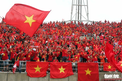 Sắc đỏ trên sân Thammasat - Ảnh 1. Sắc đỏ trên sân Thammasat - Ảnh 1.