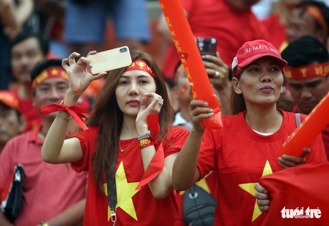 Sắc đỏ trên sân Thammasat - Ảnh 2. Sắc đỏ trên sân Thammasat - Ảnh 2.