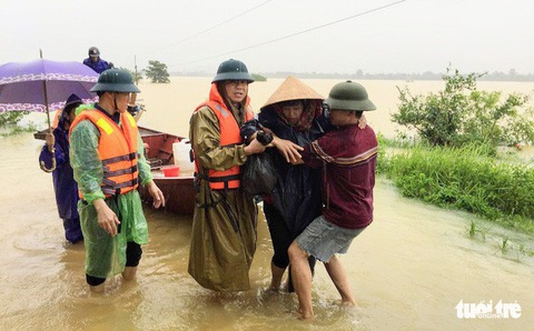 Vượt lũ đưa sản phụ đi... vượt cạn - Ảnh 1. Vượt lũ đưa sản phụ đi... vượt cạn - Ảnh 1.