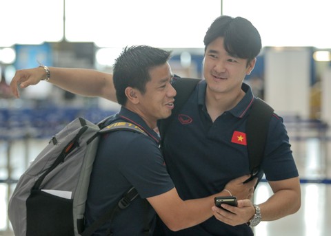 Vừa về nước, các tuyển thủ Việt Nam lại bận rộn với lịch trình mới - Ảnh 5. Vừa về nước, các tuyển thủ Việt Nam lại bận rộn với lịch trình mới - Ảnh 5.