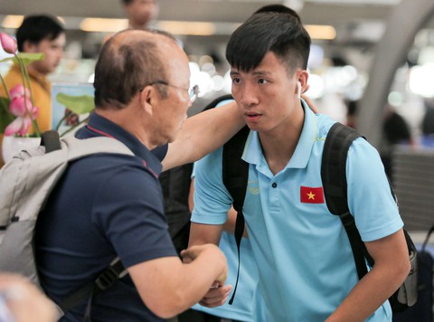 Vừa về nước, các tuyển thủ Việt Nam lại bận rộn với lịch trình mới - Ảnh 3. Vừa về nước, các tuyển thủ Việt Nam lại bận rộn với lịch trình mới - Ảnh 3.