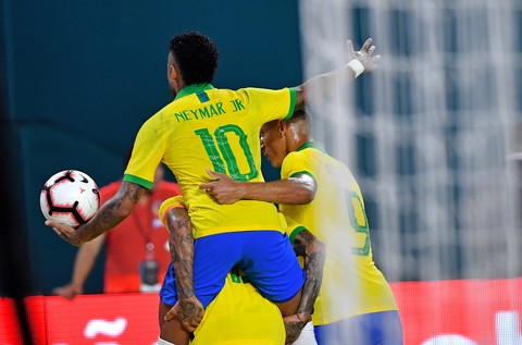 Neymar ghi bàn, Brazil hòa Colombia 2-2 - Ảnh 1. Neymar ghi bàn, Brazil hòa Colombia 2-2 - Ảnh 1.