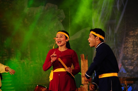 Hội An trở về quá khứ trong đêm trình diễn nhạc cụ dân tộc và xe cổ - Ảnh 3. Hội An trở về quá khứ trong đêm trình diễn nhạc cụ dân tộc và xe cổ - Ảnh 3.