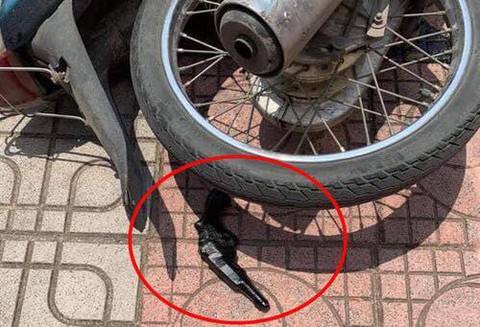 Tóm tại chỗ kẻ cướp cầm súng nhựa đòi tiền ở ngân hàng - Ảnh 2. Tóm tại chỗ kẻ cướp cầm súng nhựa đòi tiền ở ngân hàng - Ảnh 2.