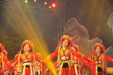 Hội An trở về quá khứ trong đêm trình diễn nhạc cụ dân tộc và xe cổ - Ảnh 5. Hội An trở về quá khứ trong đêm trình diễn nhạc cụ dân tộc và xe cổ - Ảnh 5.