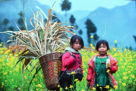 Nghệ sĩ ảnh trưng bày và bán 57 ảnh tuyệt đẹp xây nhà lưu trú cho học trò vùng cao - Ảnh 1. Nghệ sĩ ảnh trưng bày và bán 57 ảnh tuyệt đẹp xây nhà lưu trú cho học trò vùng cao - Ảnh 1.