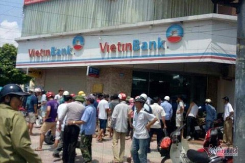 Tóm tại chỗ kẻ cướp cầm súng nhựa đòi tiền ở ngân hàng - Ảnh 1. Tóm tại chỗ kẻ cướp cầm súng nhựa đòi tiền ở ngân hàng - Ảnh 1.