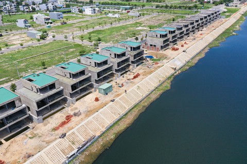 Đất xanh miền Trung: 36 biệt thự bị dừng thi công được miễn giấy phép xây dựng - Ảnh 1. Đất xanh miền Trung: 36 biệt thự bị dừng thi công được miễn giấy phép xây dựng - Ảnh 1.