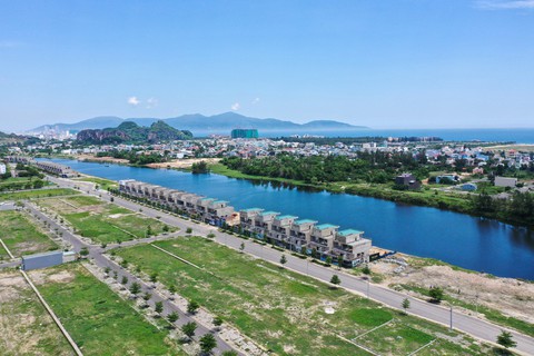 Đất xanh miền Trung: 36 biệt thự bị dừng thi công được miễn giấy phép xây dựng - Ảnh 2. Đất xanh miền Trung: 36 biệt thự bị dừng thi công được miễn giấy phép xây dựng - Ảnh 2.