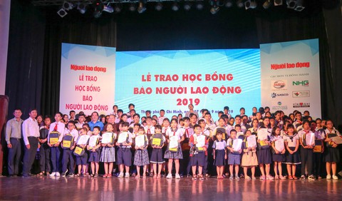 121 suất học bổng cho con em công nhân khó khăn - Ảnh 3. 121 suất học bổng cho con em công nhân khó khăn - Ảnh 3.