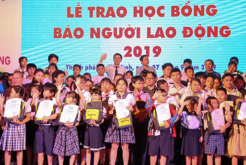 121 suất học bổng cho con em công nhân khó khăn - Ảnh 1. 121 suất học bổng cho con em công nhân khó khăn - Ảnh 1.