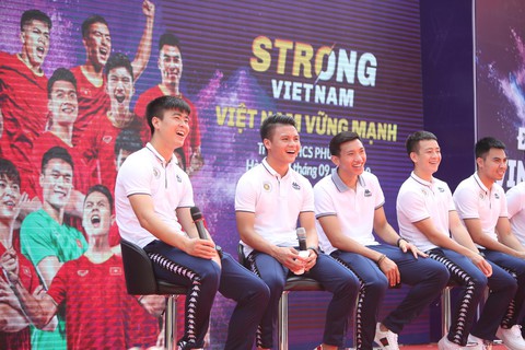 Văn Hậu: Không chỉ tôi, Thành Chung mà cầu thủ nào ở đây cũng tè dầm - Ảnh 1. Văn Hậu: Không chỉ tôi, Thành Chung mà cầu thủ nào ở đây cũng tè dầm - Ảnh 1.