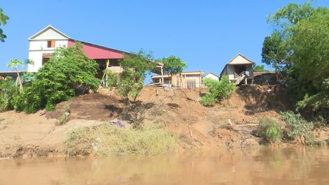 Sạt lở nghiêm trọng sau lũ, nhiều nhà có nguy cơ chìm xuống sông - Ảnh 1. Sạt lở nghiêm trọng sau lũ, nhiều nhà có nguy cơ chìm xuống sông - Ảnh 1.