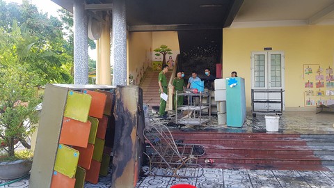 Cháy trường mầm non, 118 bé theo các cô chạy thoát hết - Ảnh 1. Cháy trường mầm non, 118 bé theo các cô chạy thoát hết - Ảnh 1.