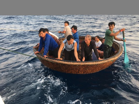 Chia nhau nửa lít nước, 41 ngư dân sống sót sau 39 giờ trôi trên biển - Ảnh 2. Chia nhau nửa lít nước, 41 ngư dân sống sót sau 39 giờ trôi trên biển - Ảnh 2.