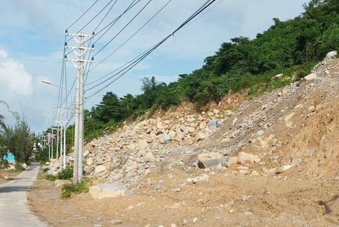 Nổ mìn khai thác đá trái phép trên đảo Hòn Sơn - Ảnh 1. Nổ mìn khai thác đá trái phép trên đảo Hòn Sơn - Ảnh 1.