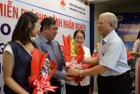 Ca phẫu thuật thứ 5.000 của Penny và các bạn - Ảnh 11. Ca phẫu thuật thứ 5.000 của Penny và các bạn - Ảnh 11.