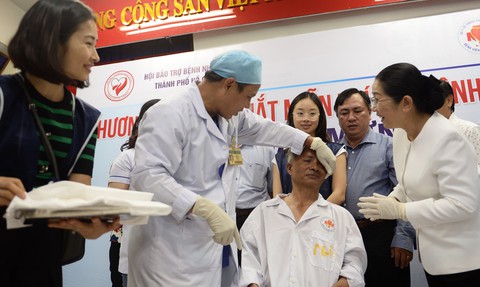 Ca phẫu thuật thứ 5.000 của Penny và các bạn - Ảnh 1. Ca phẫu thuật thứ 5.000 của Penny và các bạn - Ảnh 1.