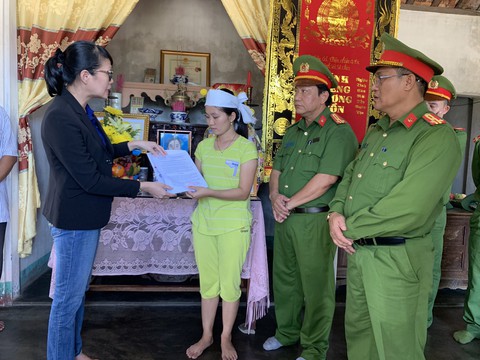 Truy tặng huy hiệu Tuổi trẻ dũng cảm cho người tử nạn khi cứu du khách ở Sơn Trà - Ảnh 1. Truy tặng huy hiệu Tuổi trẻ dũng cảm cho người tử nạn khi cứu du khách ở Sơn Trà - Ảnh 1.