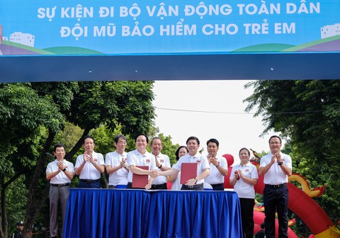 Đi bộ vận động toàn dân ‘đội mũ bảo hiểm cho trẻ em’ - Ảnh 3. Đi bộ vận động toàn dân ‘đội mũ bảo hiểm cho trẻ em’ - Ảnh 3.