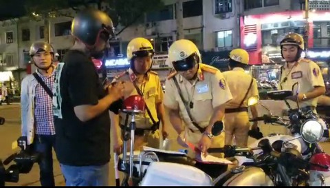 Người nước ngoài đi ngược chiều, không nhường đường vì... bắt chước người Việt - Ảnh 1. Người nước ngoài đi ngược chiều, không nhường đường vì... bắt chước người Việt - Ảnh 1.