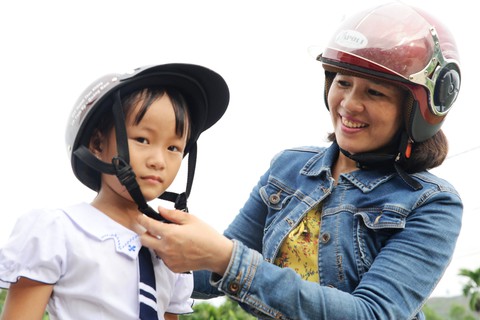Người phụ nữ 6 năm miệt mài chở con người dưng đến trường - Ảnh 4. Người phụ nữ 6 năm miệt mài chở con người dưng đến trường - Ảnh 4.