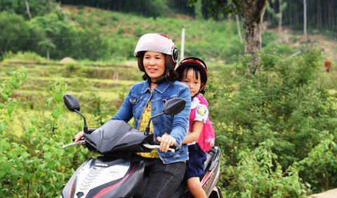 Người phụ nữ 6 năm miệt mài chở con người dưng đến trường - Ảnh 1. Người phụ nữ 6 năm miệt mài chở con người dưng đến trường - Ảnh 1.