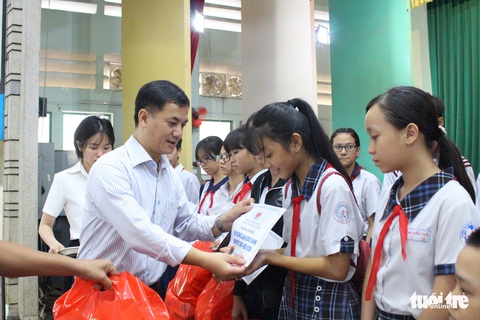 Trao 508 suất học bổng cho học sinh khuyết tật, mồ côi - Ảnh 2. Trao 508 suất học bổng cho học sinh khuyết tật, mồ côi - Ảnh 2.