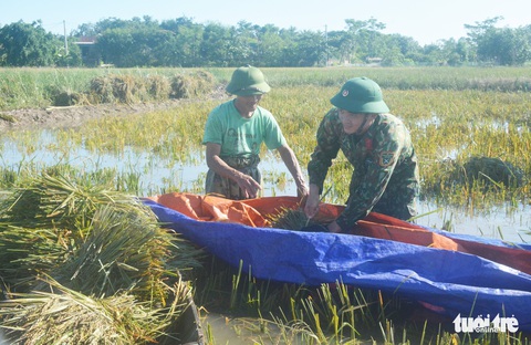 ‘Rốn lũ’ Hà Tĩnh những ngày ấm áp tình người - Ảnh 5. ‘Rốn lũ’ Hà Tĩnh những ngày ấm áp tình người - Ảnh 5.