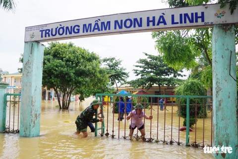 ‘Rốn lũ’ Hà Tĩnh những ngày ấm áp tình người - Ảnh 2. ‘Rốn lũ’ Hà Tĩnh những ngày ấm áp tình người - Ảnh 2.