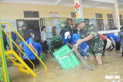 ‘Rốn lũ’ Hà Tĩnh những ngày ấm áp tình người - Ảnh 1. ‘Rốn lũ’ Hà Tĩnh những ngày ấm áp tình người - Ảnh 1.