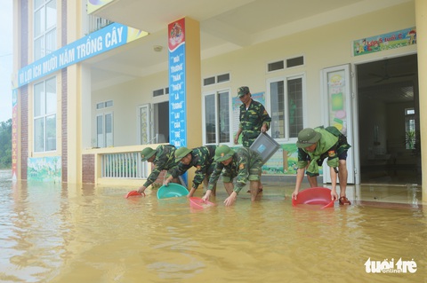 ‘Rốn lũ’ Hà Tĩnh những ngày ấm áp tình người - Ảnh 3. ‘Rốn lũ’ Hà Tĩnh những ngày ấm áp tình người - Ảnh 3.