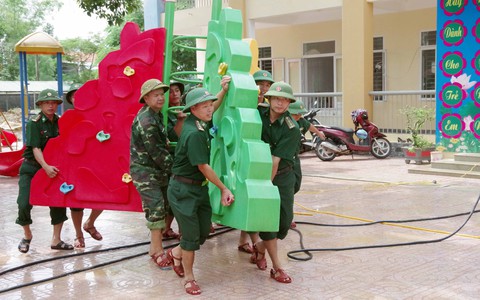 Các trường vùng lũ chuẩn bị khai giảng - Ảnh 1. Các trường vùng lũ chuẩn bị khai giảng - Ảnh 1.