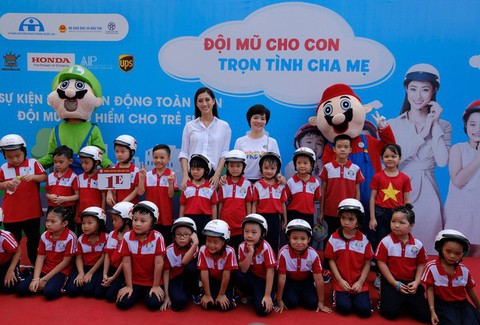 Đi bộ vận động toàn dân ‘đội mũ bảo hiểm cho trẻ em’ - Ảnh 7. Đi bộ vận động toàn dân ‘đội mũ bảo hiểm cho trẻ em’ - Ảnh 7.