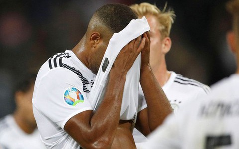 Khi Jonathan Tah cúi đầu vào chiếc áo đấu - Ảnh 1. Khi Jonathan Tah cúi đầu vào chiếc áo đấu - Ảnh 1.