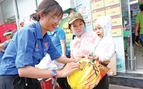Cho em mùa trăng yêu thương - Ảnh 1. Cho em mùa trăng yêu thương - Ảnh 1.