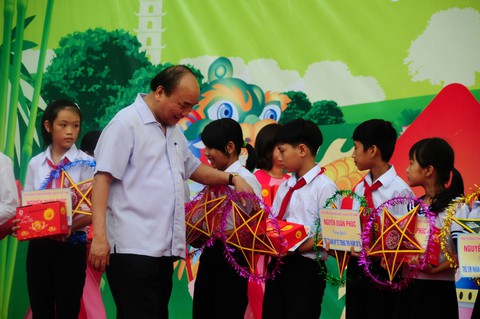 Thủ tướng Nguyễn Xuân Phúc đón Tết Trung thu cùng trẻ em Quảng Nam - Ảnh 1. Thủ tướng Nguyễn Xuân Phúc đón Tết Trung thu cùng trẻ em Quảng Nam - Ảnh 1.
