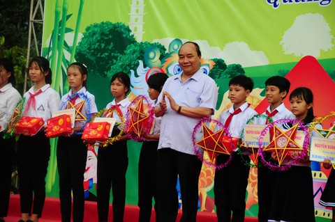 Thủ tướng Nguyễn Xuân Phúc đón Tết Trung thu cùng trẻ em Quảng Nam - Ảnh 2. Thủ tướng Nguyễn Xuân Phúc đón Tết Trung thu cùng trẻ em Quảng Nam - Ảnh 2.