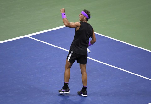 Thắng nghẹt thở Medvedev, Nadal chỉ còn kém Federer...1 nốt nhạc - Ảnh 2. Thắng nghẹt thở Medvedev, Nadal chỉ còn kém Federer...1 nốt nhạc - Ảnh 2.