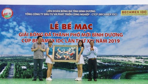 100 triệu đồng cho đội vô địch Giải bóng đá Thành phố mới Bình Dương - Ảnh 2. 100 triệu đồng cho đội vô địch Giải bóng đá Thành phố mới Bình Dương - Ảnh 2.
