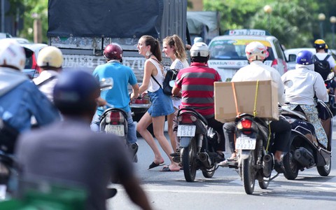 Người nước ngoài vi phạm luật giao thông: Khách hành xử sai, phải xem lại chủ nhà - Ảnh 1. Người nước ngoài vi phạm luật giao thông: Khách hành xử sai, phải xem lại chủ nhà - Ảnh 1.